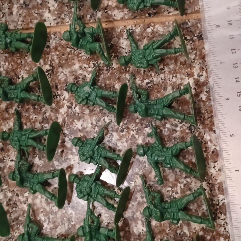 Green Toy Soldier Figures 20 - Picture 4 of 5